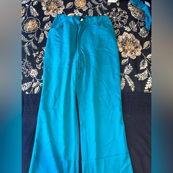 Greys Anatomy scrub set (top and bottom) - Picture 3 of 4